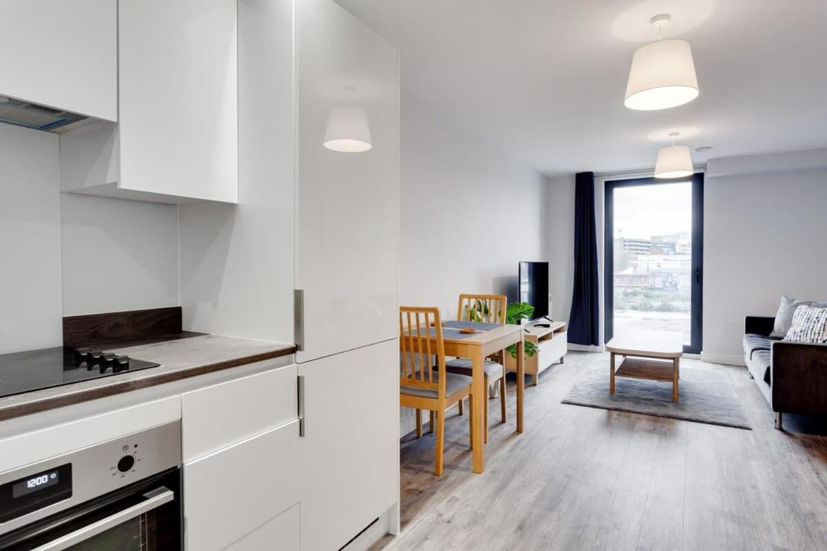 Contemporary 1 Bedroom Flat In Apartment