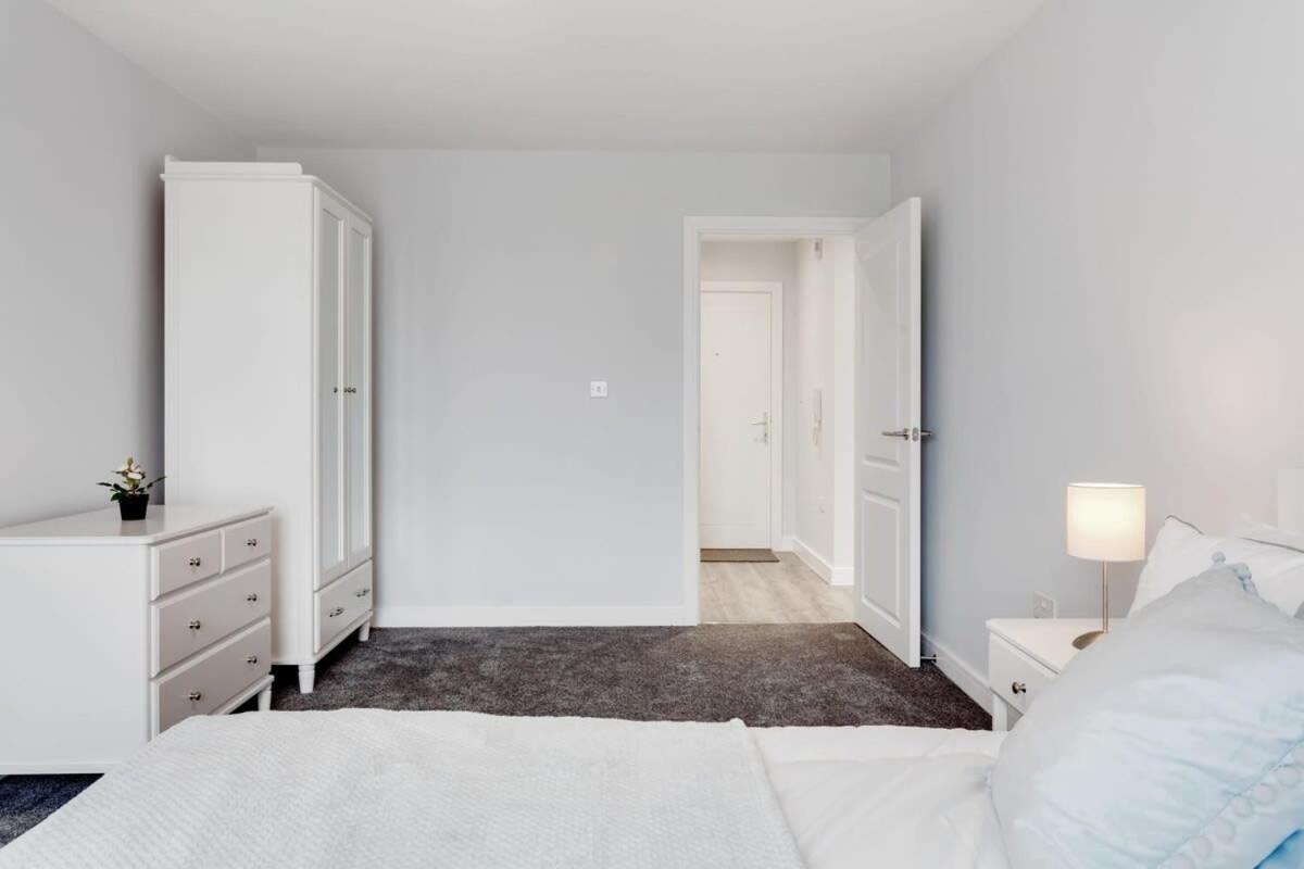 Contemporary 1 Bedroom Flat In Apartment Birmingham