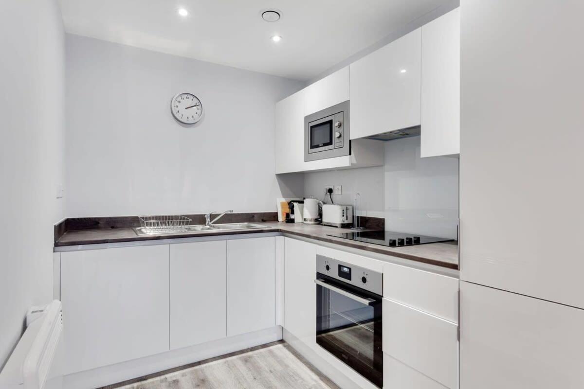 Contemporary 1 Bedroom Flat In Apartment Birmingham