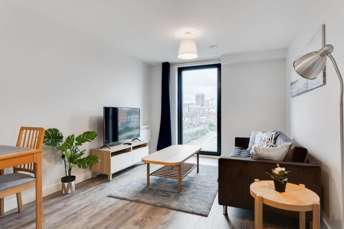 Contemporary 1 Bedroom Flat In Apartment
