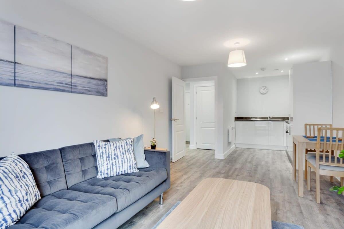 Apartment Contemporary 1 Bedroom Flat In *