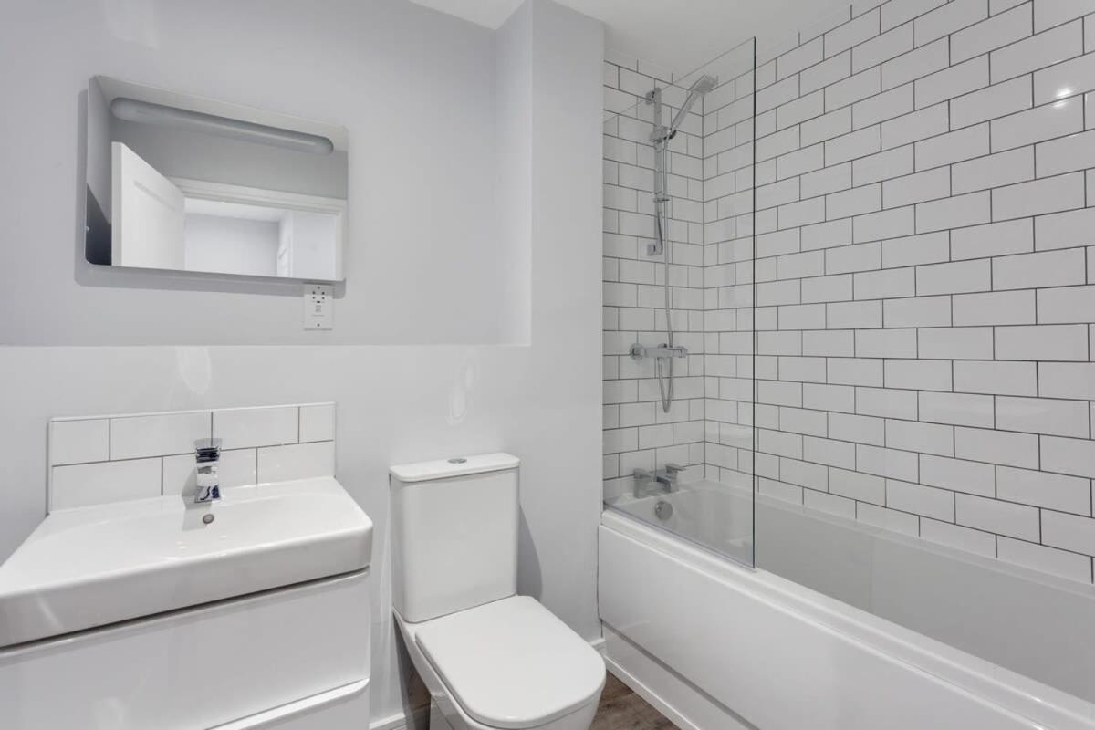 Contemporary 1 Bedroom Flat In *